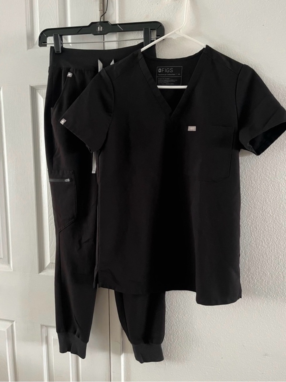 FIGS Women’s Scrub Set - Black - Catarina Top - M & Zamora Jogger Pants - M Reg